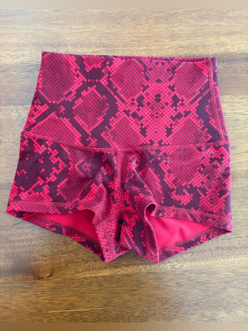 Lululemon Boogie Short Sz 2 Roll Down) In Ziggy Snake Red Tide Cranberry